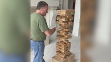 Jenga Oyununda Akıllıca Hamle Yapan Adam