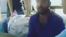 Uyuşturucu Satıcısını Tekme Tokat Döven Adamlar (Küfür İçerir)