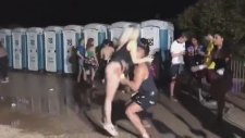 Anlamsızca Zıplayan Kadının Çanağı Kırması