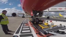 Pushback Aracı ile Yolcu Uçağının Kontrolü