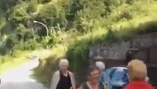 Yaşlı Teyzelerin İp Atlama Keyfi