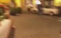 Cachorros gêmeos atacam motociclistas na Itália. Twin dogs attack motorcycle riders in Italy