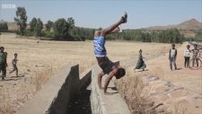 Elleri Üstünde Yürüyen Etiyopyalı Adam