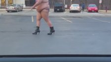 Adamın Bikini Ve Topuklu Ayakkabıyla Markete Gitmesi