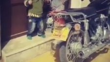 Motosiklet Alarmı Eşliğinde Dans Eden Çocuklar