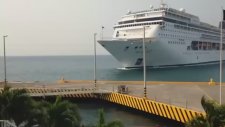 Hızını Alamayan Yolcu Gemisi Limana Çarptı