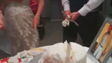 Düğün Pastasını Kesen Damadın Ninjaya Bağlaması