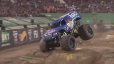 Monster Truck Araçla Öne Takla Atan Çılgın Pilot