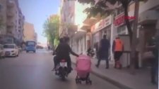 Motosiklette Seyir Halindeyken Bebek Arabası Sürükleyen Kadın