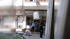 Balkondan İp Sarkıtarak Ev Eşyası Taşımak