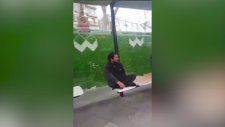 Otobüs Durağında Anlamsızca Miyavlayan Adam