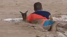 Çamura Saplanan Kanguruyu Kurtaran Yüreği Güzel Gençler