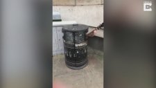 Çöp Kutusu İçinde Gitar Çalan Sokak Sanatçısı