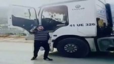 Seyir Halindeki Aracından İnip Yol Ortasında Halay Çeken Tır Sürücüsü