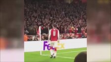 Mesut Özil'e Korner Sırasında Ekmek Atılırsa