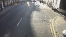 Yolun Ortasında Arabanın Kapısını Açan Dengesizler