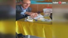 Masasına Konan Kargayla Yemeğini Paylaşan Adam