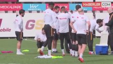 Galatasaraylı Linnes'in Beşiktaş Maçında Ayağı Delindi