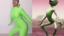 Yeşil Uzaylı Dansının Hakkını Veren Kız