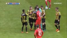Hakeme Sarı Kart Gösteren Futbolcu - Navarone Foor