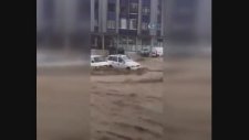 Ankara'da Sel Sularına Kapılan Araçlar