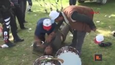Kriz Geçiren Davulcuyu Arkadaşları Kurtarırken Öldürüyordu