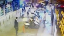 Sokak Kavgasında Sandalyeler Havada Uçuştu