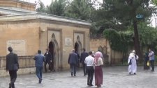 Türbe Ziyaretine Gelenlerin Hunharca Şeker Alması