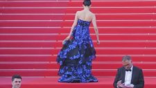 Cannes Film Festivali'nin Açılışına Yere Kapaklanan Konuk