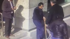 Engelli Vatandaşı Kucaklayarak Karşıya Geçiren Güzel İnsan