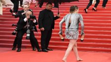 Kristen Stewart Kırmızı Halıda Ayakkabılarını Çıkarıp Yalın Ayak Yürüdü
