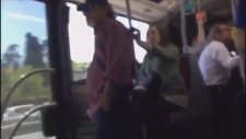 Metrobüste Öpüşen Gençleri Destekleyen Yolcu