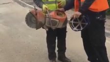 Beton Kesme Makinesinin Kendi Kendine Çalışacağını Düşünen Adam