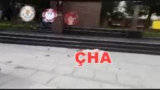 Çorlu'da Atatürk Heykeli Önüne Konulan Çelenkleri Parçalayan Kadın