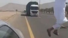 Kendini Bilerek Tırın Önüne Atan Çılgın Arap