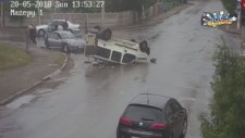 Kaza Yapan Araçtan Fırlayan Adam