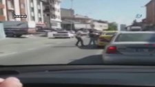 Taksici Kavga Ettiği Kadın Yolcuyu Dışarı Attı