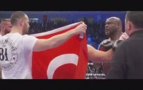 Amerikalı Dövüşçüye Türk Bayrağını Öptüren Atakan Arslan