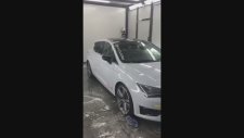 Bikiniyle Araç Yıkarken Yere Kapaklanan Kadın