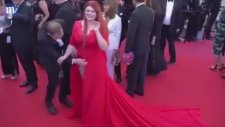 Cannes'da Eteğine Basılıp İç Çamaşırı ile Kalan Manken