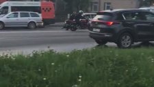 Motosikletçiyi Tutup Koşarak Durdurmaya Çalışan Polis