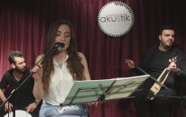 Nazlı İlişik - Yar Gider Arabayla - Derhule
