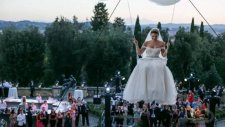 Uçan Balonlarla Düğün Törenine Gelen Gelin Adayı