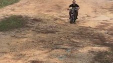 Yeteneğini Göstermek İsterken Karizmadan Olan Motosikletçi