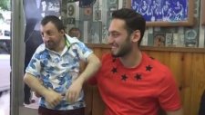 Hakan Çalhanoğlu İftarını Köksal Baba ile Yaptı