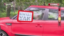 Kural Tanımayan Sürücüleri Pankartlarla Uyaran Kadın Sürücü