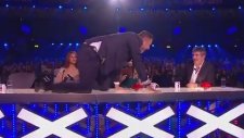David Walliams'ın Pantalon İndirme Şakası