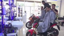 Motosiklet Üzerinde Tıraş Yapan Berber