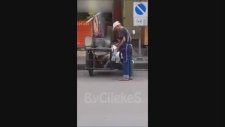 Tuvalete Gitmeye Üşenen Seyyar Satıcı