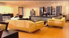 Memati'nin Çıkardığı Sümüğü Masaya Sürmesi